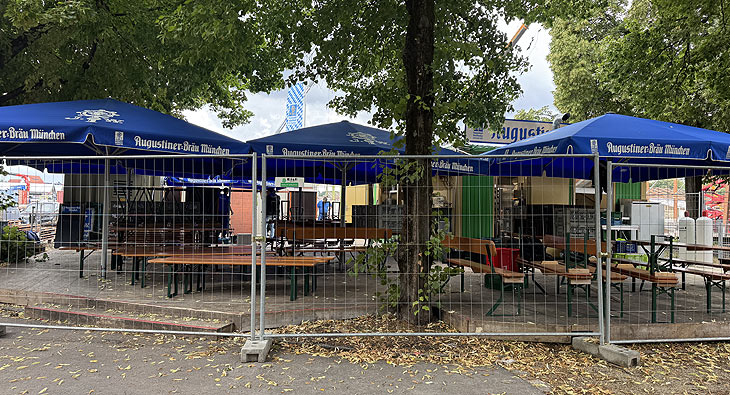 Die auch von außen her zugängliche Augustiner Kantine am U-Bahn Ausgang Theresienwiese wird erst am 10.07.2025 öffnen (©Foto: Martin Schmitz) 